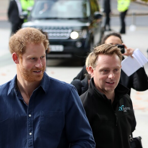 Le prince Harry visite le National Ice Center à Nottingham et partivipe à un entrainement avec les élèves de l'école, le 26 octobre 2016.
