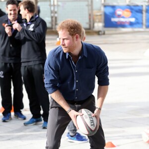 Le prince Harry visite le National Ice Center à Nottingham et partivipe à un entrainement avec les élèves de l'école, le 26 octobre 2016.