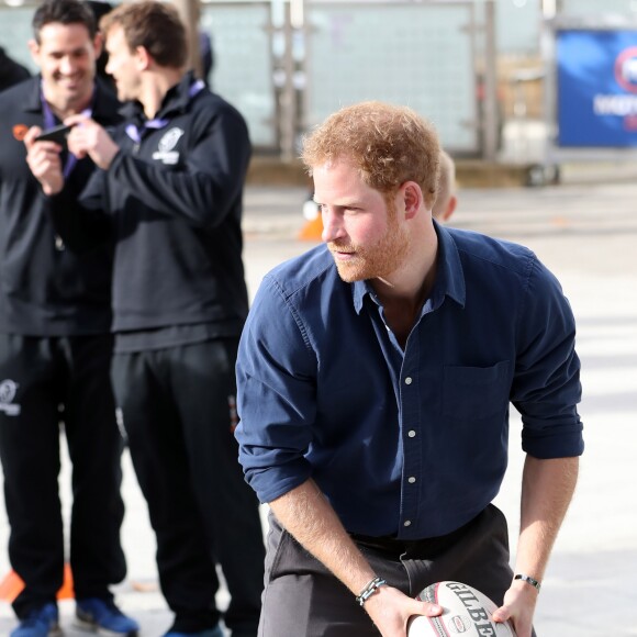 Le prince Harry visite le National Ice Center à Nottingham et partivipe à un entrainement avec les élèves de l'école, le 26 octobre 2016.