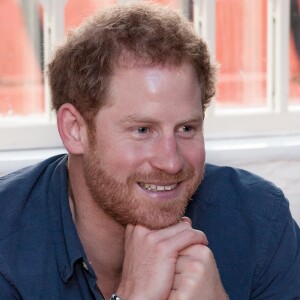 Le prince Harry visite le National Ice Center à Nottingham et partivipe à un entrainement avec les élèves de l'école, le 26 octobre 2016.