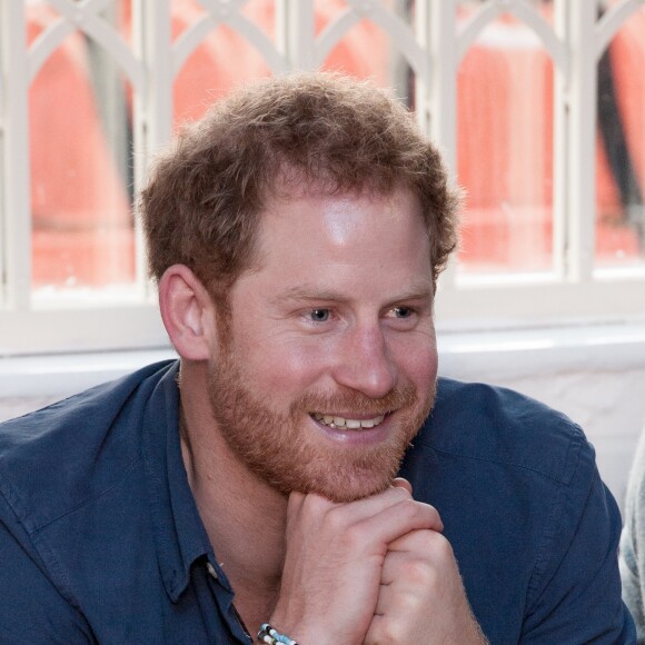 Le prince Harry visite le National Ice Center à Nottingham et partivipe à un entrainement avec les élèves de l'école, le 26 octobre 2016.