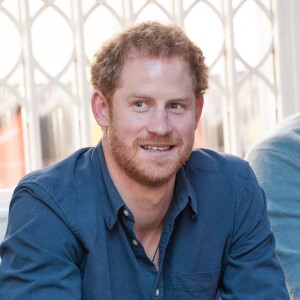 Le prince Harry visite le National Ice Center à Nottingham et partivipe à un entrainement avec les élèves de l'école, le 26 octobre 2016.