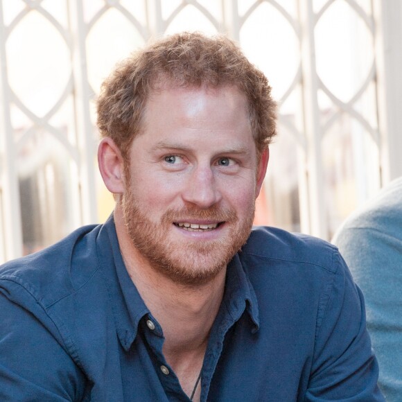 Le prince Harry visite le National Ice Center à Nottingham et partivipe à un entrainement avec les élèves de l'école, le 26 octobre 2016.