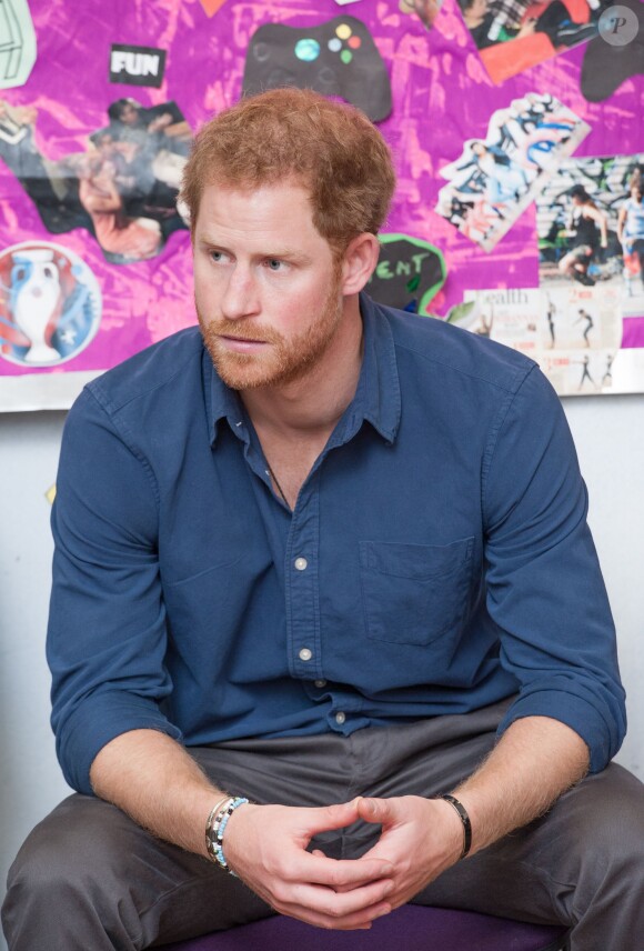 Le prince Harry visite un studio d'enregistrement à Nottingham le 26 octobre 2016.