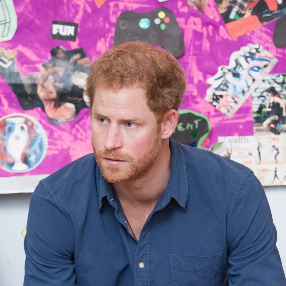 Le prince Harry visite un studio d'enregistrement à Nottingham le 26 octobre 2016.