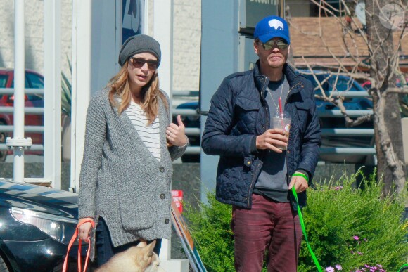 Chad Michael Murray et Sarah Roemer (enceine) promènent leurs chiens à Los Angeles le 3 mars 2015.