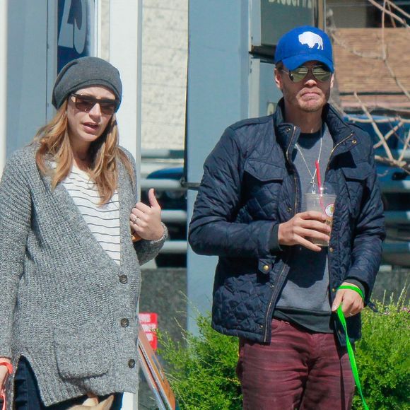 Chad Michael Murray et Sarah Roemer (enceine) promènent leurs chiens à Los Angeles le 3 mars 2015.