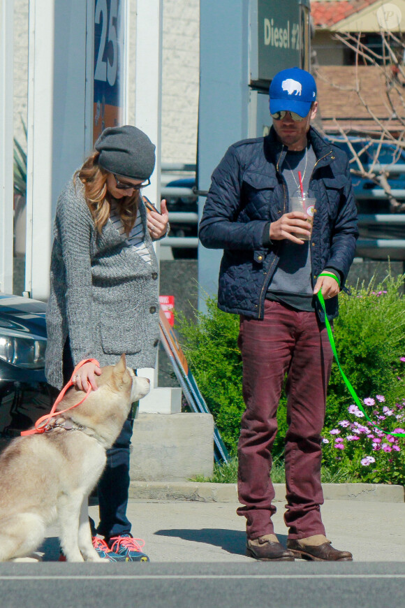 Chad Michael Murray et Sarah Roemer (enceine) promènent leurs chiens à Los Angeles le 3 mars 2015.