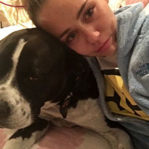 Miley Cyrus et son chien sur une photo publiée sur Instagram le 9 novembre 2016