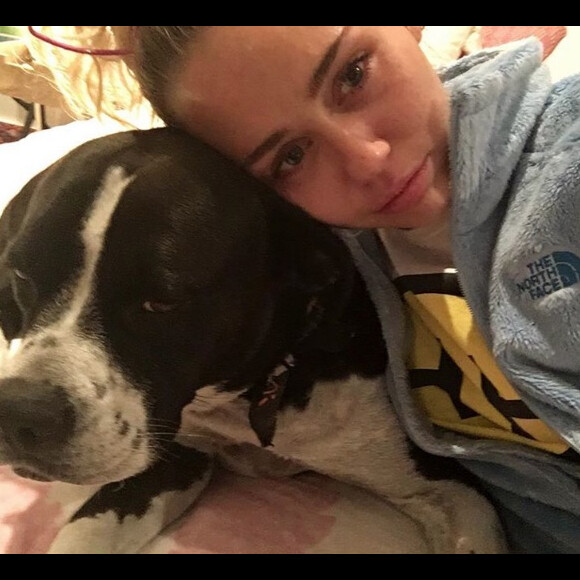 Miley Cyrus et son chien sur une photo publiée sur Instagram le 9 novembre 2016