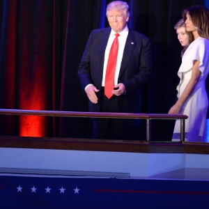  Donald Trump avec son fils Barron, sa fille Ivanka et sa femme Melania lors de son discours au Hilton New York après son élection à la présidence des Etats-Unis. New York, le 9 novembre 2016. 