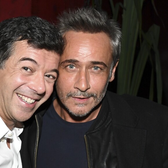 Stéphane Plaza pose avec Jean-Michel Tinivelli pour le lancement de son livre "Net Vendeur" (éditions Cherche Midi) au Buddha Bar à Paris, France, le 9 novembre 2016.