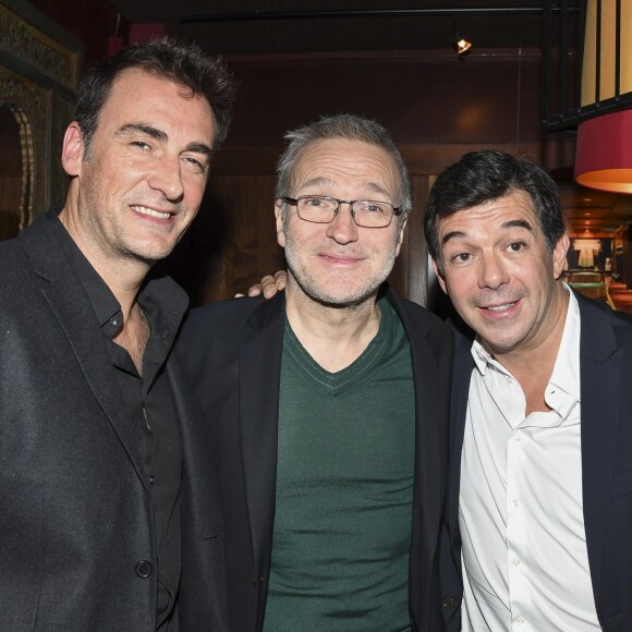 Stéphane Plaza pose avec Laurent Ruquier et Arnaud Gidoin pour le lancement de son livre "Net Vendeur" (éditions Cherche Midi) au Buddha Bar à Paris, France, le 9 novembre 2016. 