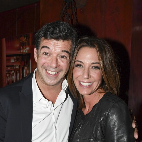 Stéphane Plaza pose avec Virginie Guilhaume le lancement de son livre "Net Vendeur" (éditions Cherche Midi) au Buddha Bar à Paris, France, le 9 novembre 2016.