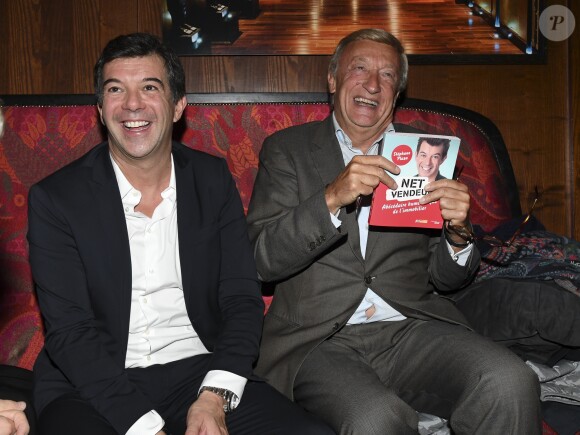 Stéphane Plaza pose avec Olivier Lejeune pour le lancement de son livre "Net Vendeur" (éditions Cherche Midi) au Buddha Bar à Paris, France, le 9 novembre 2016.