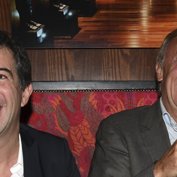 Stéphane Plaza pose avec Olivier Lejeune pour le lancement de son livre "Net Vendeur" (éditions Cherche Midi) au Buddha Bar à Paris, France, le 9 novembre 2016.