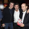 Stéphane Plaza pose avec Philippe Héraclès (Président-directeur général des éditions Cherche herche Midi) pour le lancement de son livre "Net Vendeur"au Buddha Bar à Paris, France, le 9 novembre 2016.