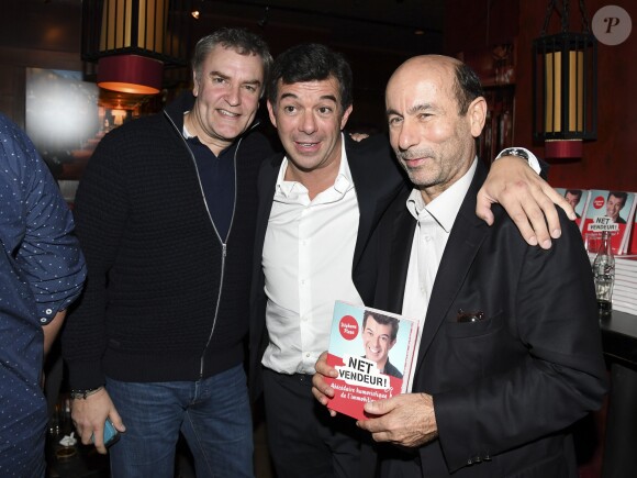Stéphane Plaza pose avec Philippe Héraclès (Président-directeur général des éditions Cherche herche Midi) pour le lancement de son livre "Net Vendeur"au Buddha Bar à Paris, France, le 9 novembre 2016.