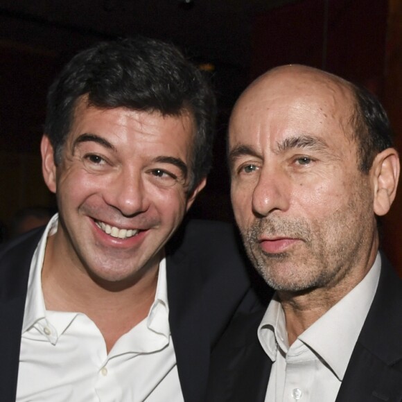 Stéphane Plaza pose avec Philippe Héraclès (Président-directeur général des éditions Cherche herche Midi) pour le lancement de son livre "Net Vendeur"au Buddha Bar à Paris, France, le 9 novembre 2016.