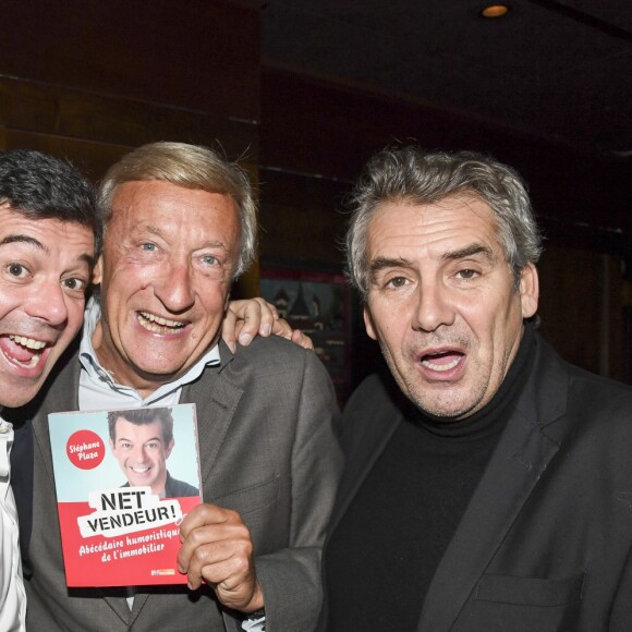 Stéphane Plaza pose avec Olivier Lejeune pour le lancement de son livre "Net Vendeur" (éditions Cherche Midi) au Buddha Bar à Paris, France, le 9 novembre 2016.