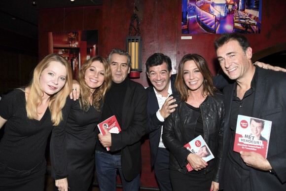 Stéphane Plaza pose avec Irina Ninova, Virginie Guilhaume et Arnaud Gidoin -pour le lancement de son livre "Net Vendeur" (éditions Cherche Midi) au Buddha Bar à Paris, France, le 9 novembre 2016.