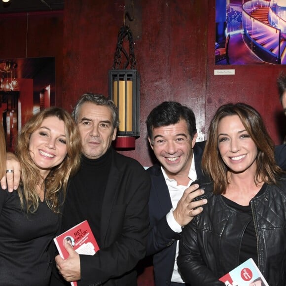 Stéphane Plaza pose avec Irina Ninova, Virginie Guilhaume et Arnaud Gidoin -pour le lancement de son livre "Net Vendeur" (éditions Cherche Midi) au Buddha Bar à Paris, France, le 9 novembre 2016.