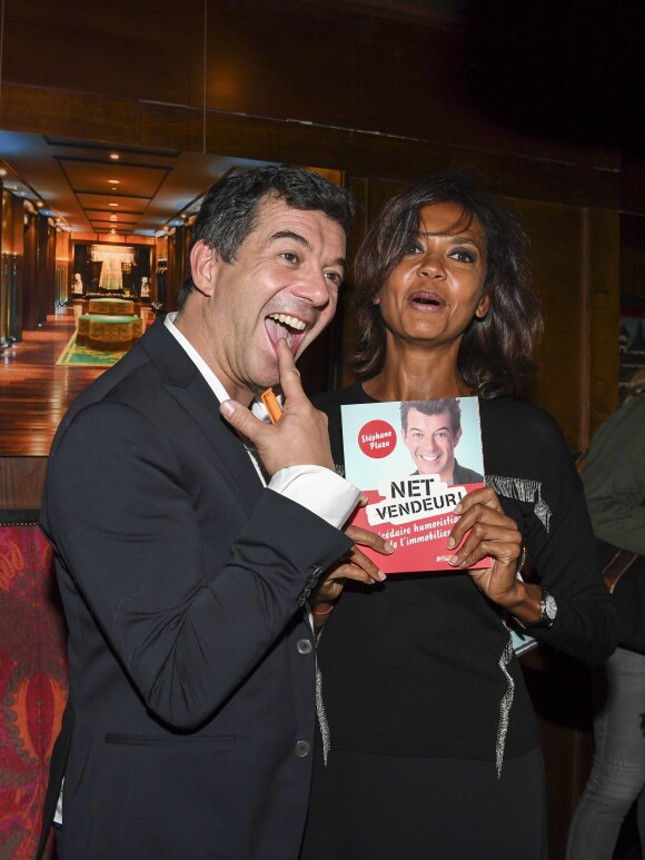 Stéphane Plaza pose avec Karine Le Marchand pour le lancement de son livre "Net Vendeur" (éditions Cherche Midi) au Buddha Bar à Paris, France, le 9 novembre 2016.