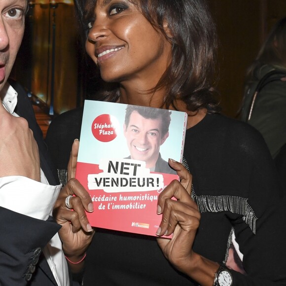 Stéphane Plaza pose avec Karine Le Marchand pour le lancement de son livre "Net Vendeur" (éditions Cherche Midi) au Buddha Bar à Paris, France, le 9 novembre