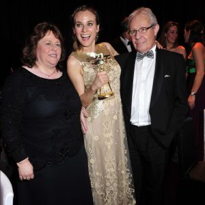 Diane Kruger avec sa mère Maria Koehler et son beau-père Wolf Nieneck aux Goldene Kamera Awards à Berlin en janvier 2010.