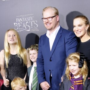 Jim Gaffigan, sa femme Jeannie et leurs enfants Marre Gaffigan, Patrick Gaffigan, Michael Gaffigan, Katie Louise Gaffigan et Jack Gaffigan lors de la première du film "Fantastic Beasts and Where to Find Them" (Les Animaux Fantastiques) au Alice Tully Hall du Lincoln Center à New York, le 10 novembre 2016. © Charles Guerin/Bestimage
