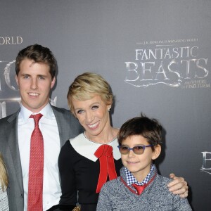Barbara Corcoran en famille lors de la première du film "Fantastic Beasts and Where to Find Them" (Les Animaux Fantastiques) au Alice Tully Hall du Lincoln Center à New York, le 10 novembre 2016.