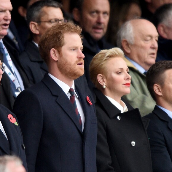 Le prince Harry, la princesse Charlène de Monaco et son frère Gareth Wittstock assistent au match de rugby Angleterre - Afrique du Sud, dans le cadre de la tournée d'automne 2016 au Twickenham Stadium à Londres, le 12 novembre 2016. L'Angleterre a remporté le match (37-21).