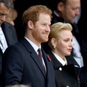 Le prince Harry, la princesse Charlène de Monaco et son frère Gareth Wittstock assistent au match de rugby Angleterre - Afrique du Sud, dans le cadre de la tournée d'automne 2016 au Twickenham Stadium à Londres, le 12 novembre 2016. L'Angleterre a remporté le match (37-21).