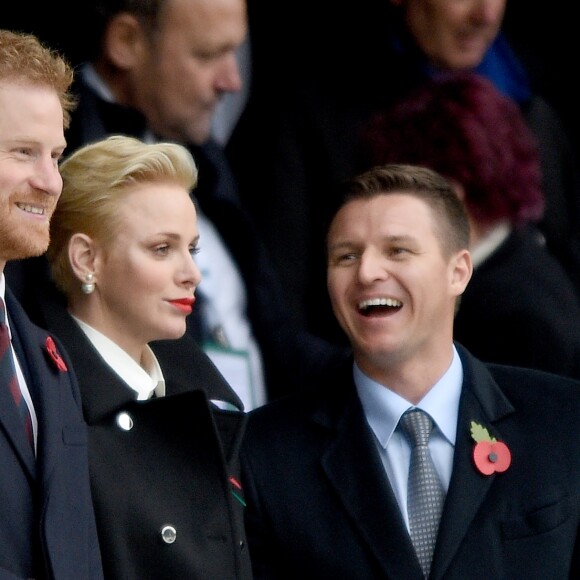 Le prince Harry, la princesse Charlène de Monaco et son frère Gareth Wittstock assistent au match de rugby Angleterre - Afrique du Sud, dans le cadre de la tournée d'automne 2016 au Twickenham Stadium à Londres, le 12 novembre 2016. L'Angleterre a remporté le match (37-21).