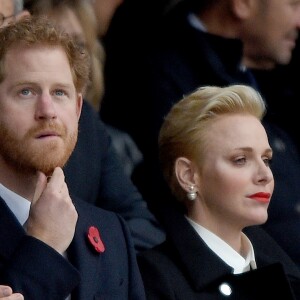 Le prince Harry, la princesse Charlène de Monaco et son frère Gareth Wittstock assistent au match de rugby Angleterre - Afrique du Sud, dans le cadre de la tournée d'automne 2016 au Twickenham Stadium à Londres, le 12 novembre 2016. L'Angleterre a remporté le match (37-21).