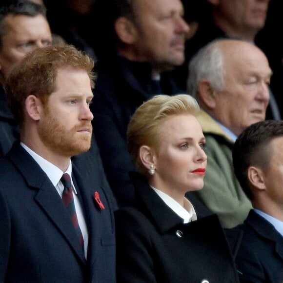 Le prince Harry, la princesse Charlène de Monaco et son frère Gareth Wittstock assistent au match de rugby Angleterre - Afrique du Sud, dans le cadre de la tournée d'automne 2016 au Twickenham Stadium à Londres, le 12 novembre 2016. L'Angleterre a remporté le match (37-21).