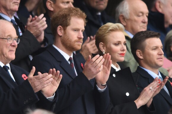 Le prince Harry, la princesse Charlène de Monaco et son frère Gareth Wittstock assistent au match de rugby Angleterre - Afrique du Sud, dans le cadre de la tournée d'automne 2016 au Twickenham Stadium à Londres, le 12 novembre 2016. L'Angleterre a remporté le match (37-21).