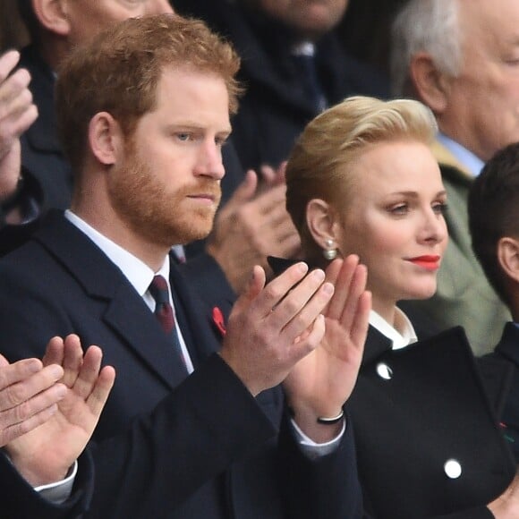 Le prince Harry, la princesse Charlène de Monaco et son frère Gareth Wittstock assistent au match de rugby Angleterre - Afrique du Sud, dans le cadre de la tournée d'automne 2016 au Twickenham Stadium à Londres, le 12 novembre 2016. L'Angleterre a remporté le match (37-21).