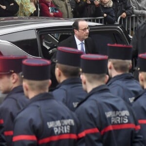 François Hollande, président de la République lors de l'hommage aux victimes des attentats du 13 novembre 2015 devant le Stade de France à Saint-Denis, le 13 novembre 2016. Une plaque en hommage à la victime Manuel Dias a été dévoilée.