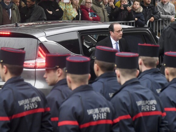 François Hollande, président de la République lors de l'hommage aux victimes des attentats du 13 novembre 2015 devant le Stade de France à Saint-Denis, le 13 novembre 2016. Une plaque en hommage à la victime Manuel Dias a été dévoilée.