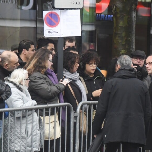 François Hollande, président de la République et Didier Paillard, maire de Saint-Denis lors de l'hommage aux victimes des attentats du 13 novembre 2015 devant le Stade de France à Saint-Denis, le 13 novembre 2016. Une plaque en hommage à la victime Manuel Dias a été dévoilée.