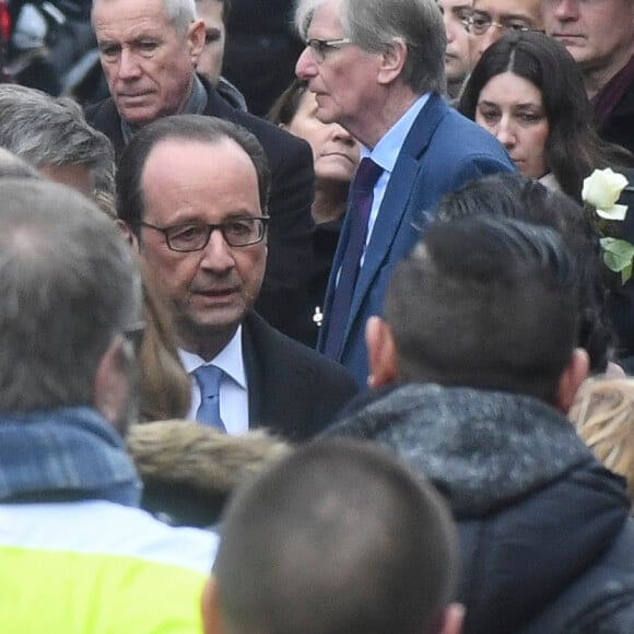 François Hollande, président de la République et Kévin Dias (fils de la victime Manuel Dias) (de dos) lors de l'hommage aux victimes des attentats du 13 novembre 2015 devant le Stade de France à Saint-Denis, le 13 novembre 2016. Une plaque en hommage à la victime Manuel Dias a été dévoilée.