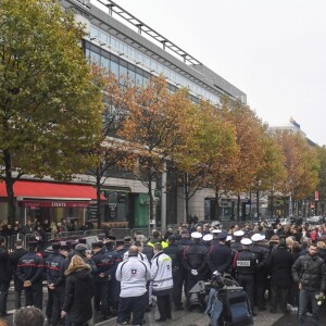 Vue d'ensemble lors de l'hommage aux victimes des attentats du 13 novembre 2015 devant le Stade de France à Saint-Denis, le 13 novembre 2016.
