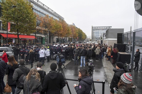 Vue d'ensemble lors de l'hommage aux victimes des attentats du 13 novembre 2015 devant le Stade de France à Saint-Denis, le 13 novembre 2016.