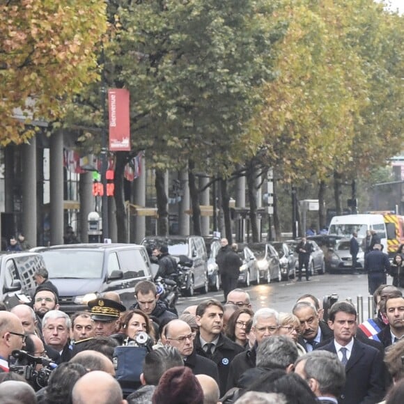 Bernard Cazeneuve, ministre de l'intérieur, Daniel Goldberg, Claude Bartolone, président de l'assemblée Nationale, Manuel Valls, premier ministre, Jean-Jacques Urvoas, ministre de la justice, garde des sceaux, Michaël Dias (fils de la victime Manuel Dias), Valérie Pécresse lors de l'hommage aux victimes des attentats du 13 novembre 2015 devant le Stade de France à Saint-Denis, le 13 novembre 2016.