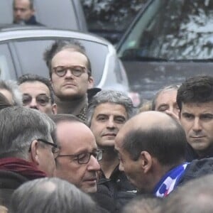 Didier Paillard, maire de Saint-Denis, François Hollande, président de la République, François Molins, procureur de la République de Paris lors de l'hommage aux victimes des attentats du 13 novembre 2015 devant le Stade de France à Saint-Denis, le 13 novembre 2016.