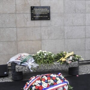 Illustration plaque lors de l'hommage aux victimes des attentats du 13 novembre 2015 devant le Stade de France à Saint-Denis, le 13 novembre 2016. Une plaque en hommage à la victime Manuel Dias a été dévoilée.