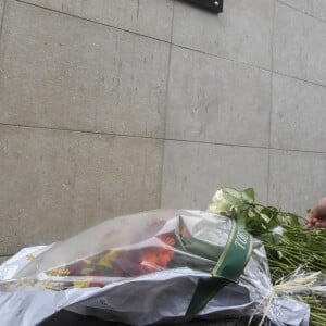 Illustration lors de l'hommage aux victimes des attentats du 13 novembre 2015 devant le Stade de France à Saint-Denis, le 13 novembre 2016. Une plaque en hommage à la victime Manuel Dias a été dévoilée.