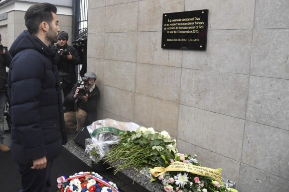 Michaël Dias (fils de la victime Manuel Dias) lors de l'hommage aux victimes des attentats du 13 novembre 2015 devant le Stade de France à Saint-Denis, le 13 novembre 2016. Une plaque en hommage à la victime Manuel Dias a été dévoilée.