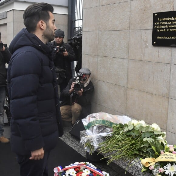 Michaël Dias (fils de la victime Manuel Dias) lors de l'hommage aux victimes des attentats du 13 novembre 2015 devant le Stade de France à Saint-Denis, le 13 novembre 2016. Une plaque en hommage à la victime Manuel Dias a été dévoilée.